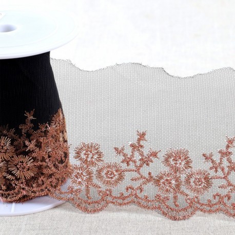 Broderie métallique sur tulle