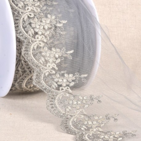 Broderie métallique sur tulle