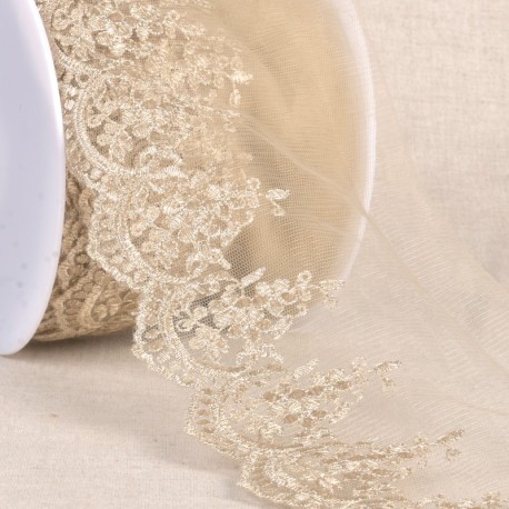 Broderie métallique sur tulle